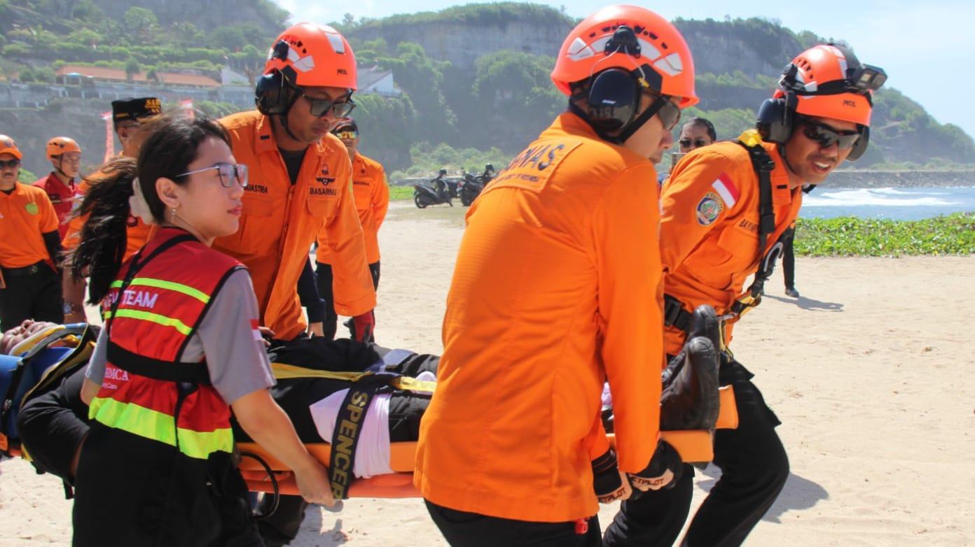 Latihan kesiapsiagaan oleh Kantor Pencarian dan Pertolongan Denpasar, pada Kamis (14/8/2025), di Pantai Melasti, Ungasan, Badung. (balihotnews/ist)