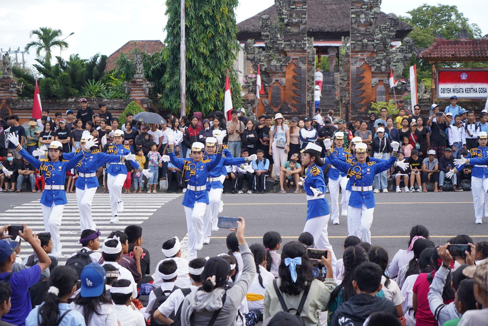 Foto: Semangat kemerdekaan dan antusias pelajar SMP dan SMA/SMk di Kabupaten Klungkung mewarnai Lomba Gerak Jalan Indah tingkat SMP dan SMA/SMK Putri dalam memperingati Hari Ulang Tahun (HUT) Kemerdekaan Republik Indonesia ke-80 di Kabupaten Klungkung, Kamis, 14 Agustus 2025. (Balihotnews/ist).