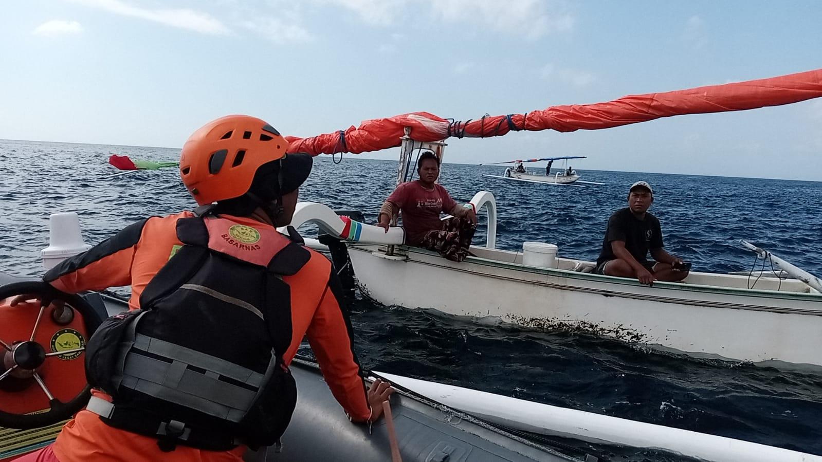 Tim SAR gabungan saat mencari seorang nelayan bernama I Made Sukra (50) yang dilaporkan hilang setelah jukungnya ditemukan kosong di Perairan Gili Selang, pada Jumat (15/8/2025). (balihotnews/sar)