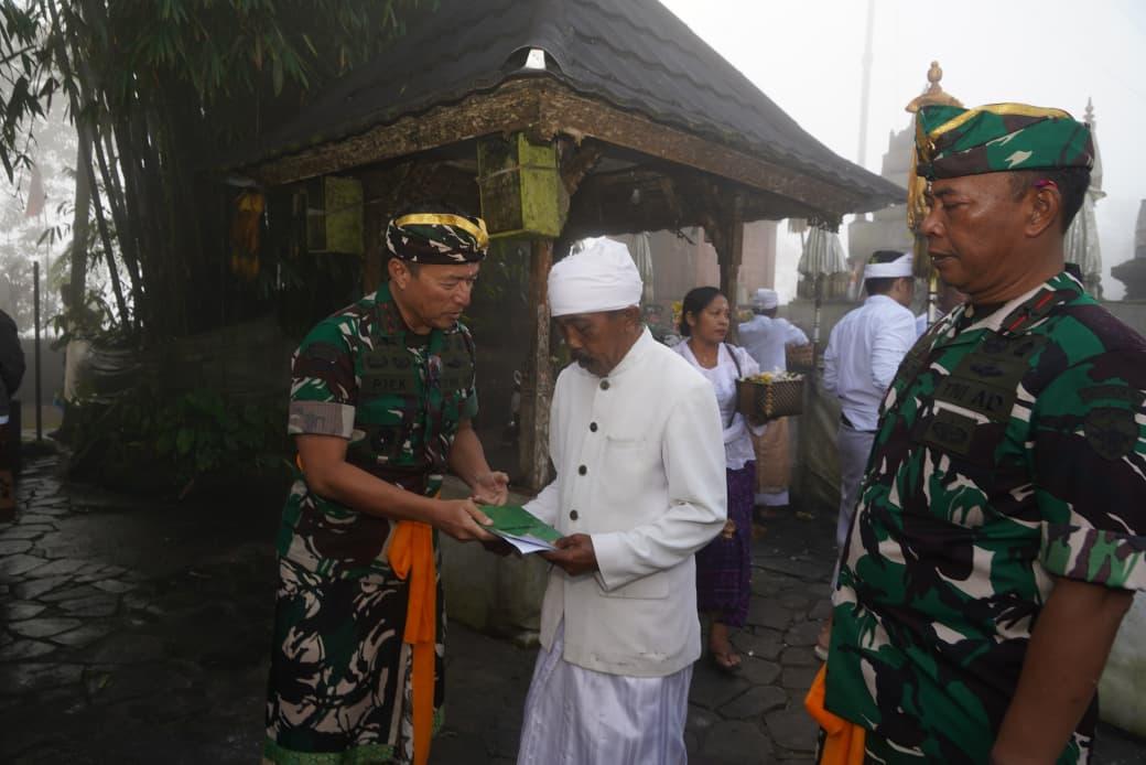 Panglima Kodam IX/Udayana, Mayor Jenderal TNI Piek Budyakto, melakukan kunjungan wisata religi ke Pura Lempuyang Luhur, Banjar Dinas Purwayu, Desa Tribuana, Kabupaten Karangasem, Jumat (15/8/2025). (balihotnews/ist)