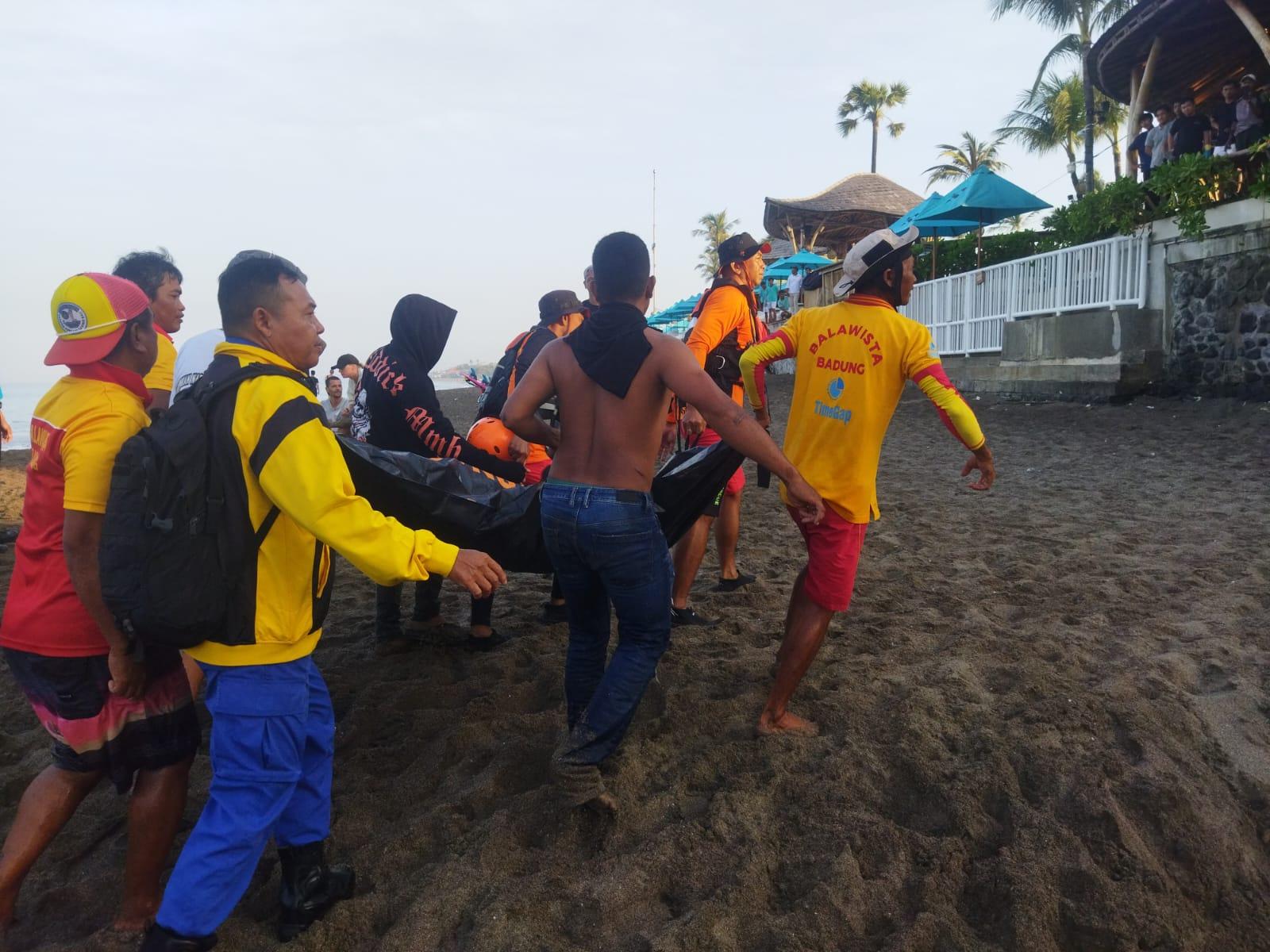 Evakuasi korban tenggelam di Pantai Berawe Badung. (balihotnews/sar)