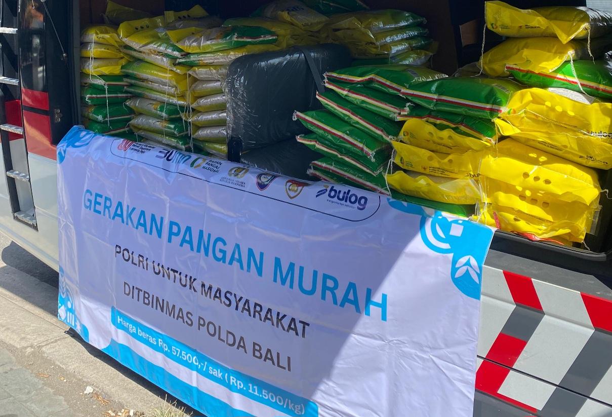 Personel Subdit Binsatpam/Polsus Ditbinmas Polda Bali menyalurkan beras SPHP dengan harga terjangkau kepada masyarakat di wilayah Kabupaten Badung, Rabu (20/8/2025). (balihotnews/poldabali)