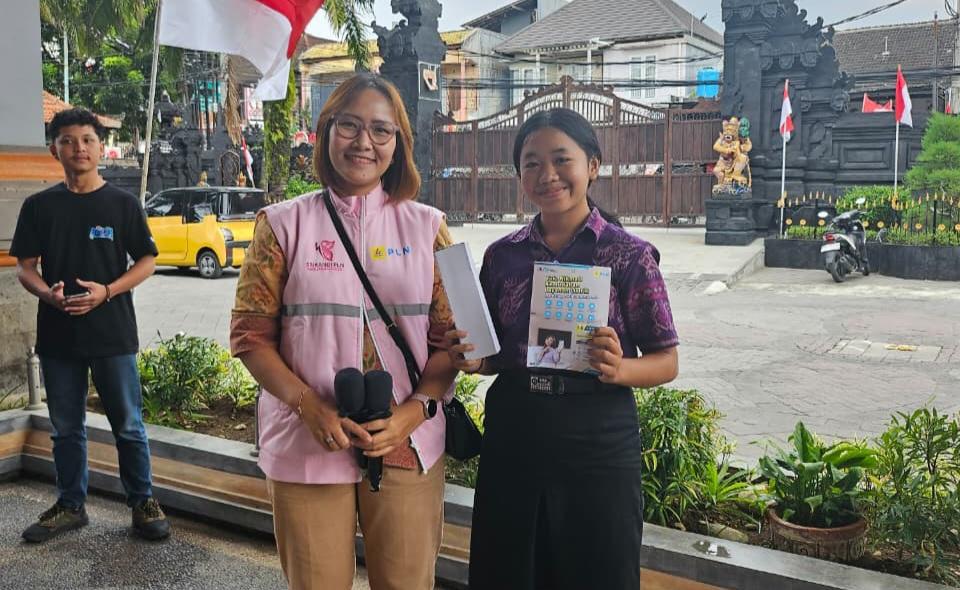 Salah seorang siswa (kanan) mendapatkan souvenir menarik saat sesi interaktif. (balihotnews/ist)