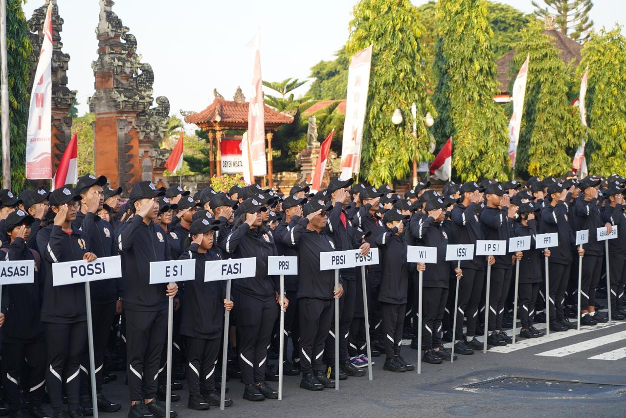 Upacara pelepasan atlet Pekan Olahraga Provinsi (Porprov) Bali XVI di Monumen Ida Dewa Agung Jambe, Minggu (24/8/2025). (balihotnews/klungkung)