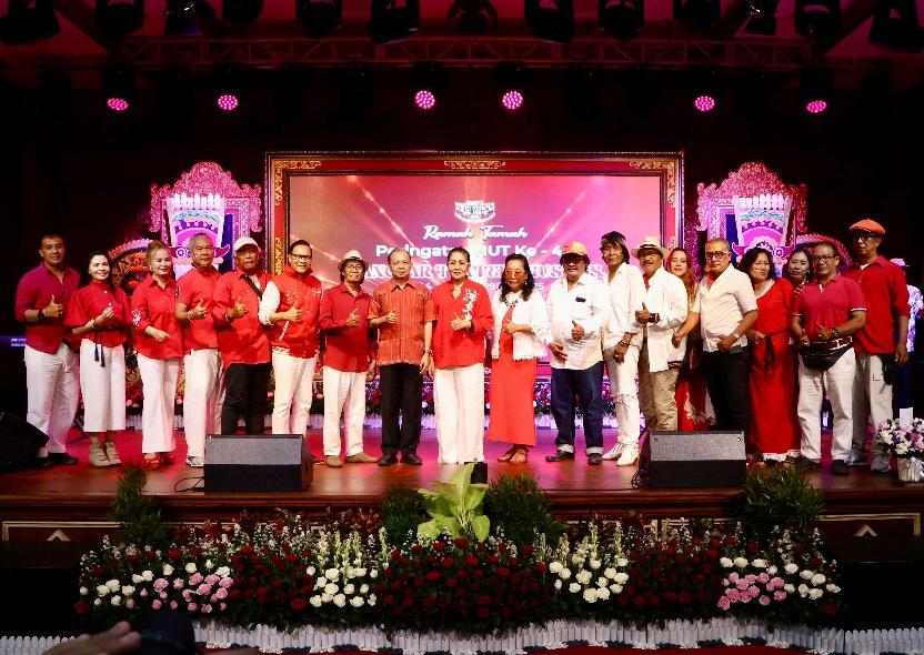 Foto bersama Gubernur Bali Wayan Koster dan Pembina Teater Agustus Putri Koster di acara HUT ke-44 Teater Agustys, di Gedung Kertasabha, Jayasabha, Denpasar, Minggu (24/8/2025). (balihotnews/ist)