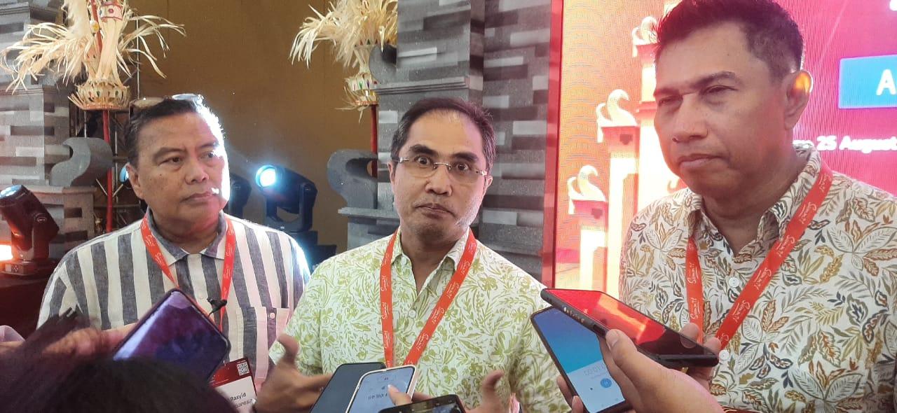 Andrew Th. A. F., Chief Executive Officer (CEO) NeutraDC (kanan), Honesti Basyir, Direktur Wholesale & International Service Telkom (tengah). (balihotnews/rahma)