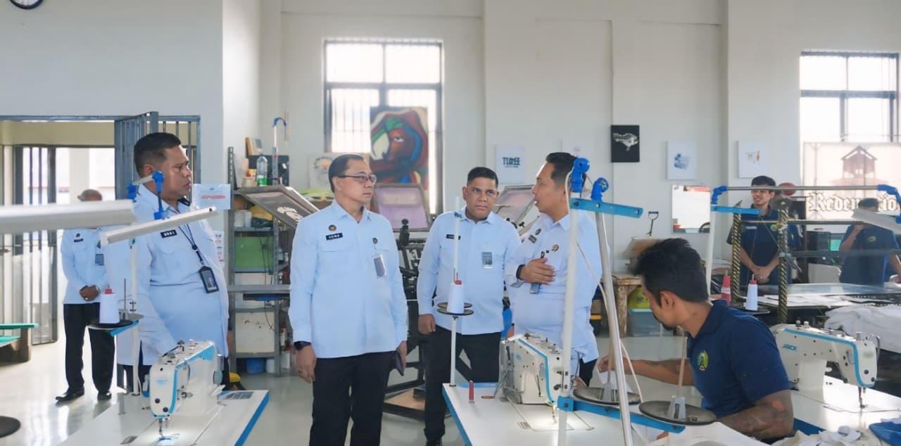 Kunjungan resmi, Staf Khusus Menteri Imigrasi dan Pemasyarakatan Bidang Hubungan Kelembagaan, Apriyanto Fathoni Supomo, bersama Tenaga Ahli Menteri, Marsda Eding Sungkana, di Lembaga Pemasyarakatan (Lapas) Kelas IIA Kerobokan, Senin (25/8/2025). (balihotnews/lapaskerobokan)