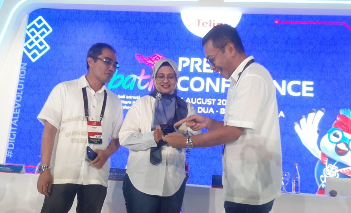 Kanan ke kiri: Direktur Utama Telin Budi Satria Dharma Purba, Direktur Utama Telkom Dian Siswarini dan Direktur Wholesale & International Service Telkom Honesti Basyir dalam konferensi pers Bali Annual Telkom International Conference (BATIC) di Bali International Convention Center Nusa Dua, Selasa (26/8/2025). (balihotnews/ist)