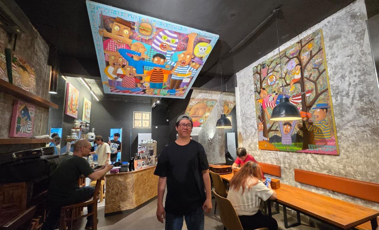 Lie Ping Ping atau Adhe Kurniawan saat Pameran Lukisan "Mutualism" di Kopi Ruko, Sudirman, Denpasar. (balihotnews/rahma)