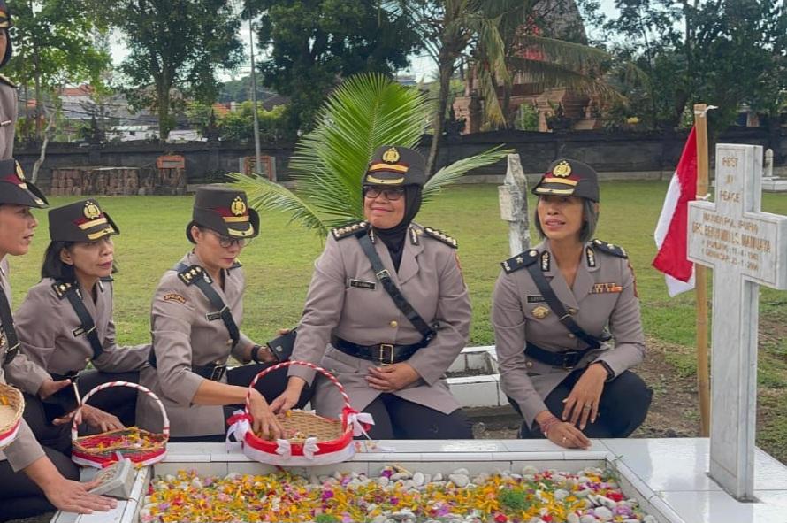 Polwan Polda Bali saat ziarah ke Taman Makam Pahlawan (TMP) Pacakatirta, Tabanan, Senin (25/8/2025). (Balihotnews/poldabali)