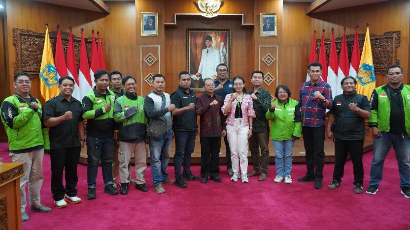 Pertemuan Gubernur Bali Wayan Koster dan Driver Ojek Online di Jaya Sabha, Sabtu (30/8/2025). (balihotnews/pemprovbali)