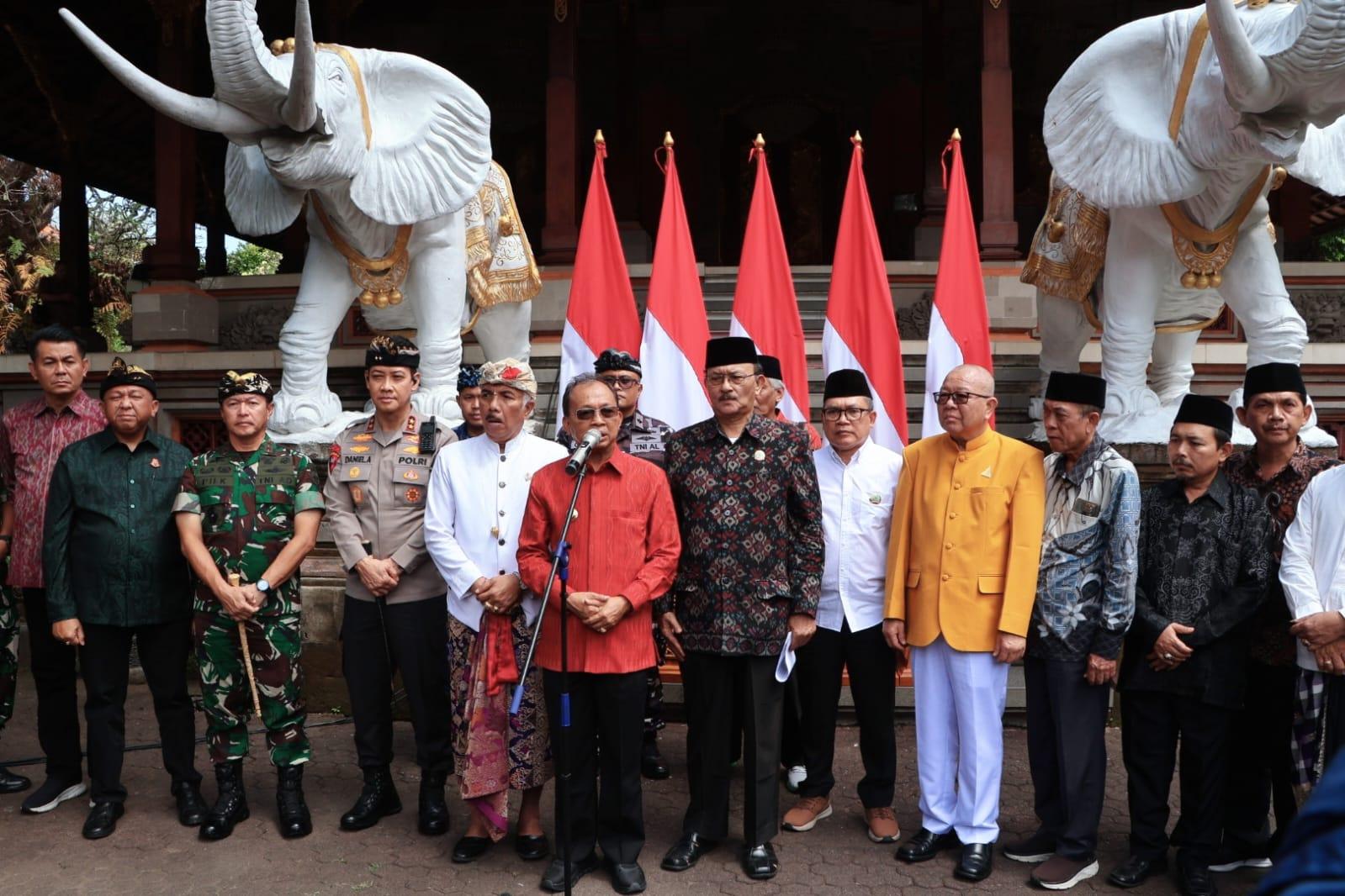 Foto bersama Gubernur Bali Wayan Koster bersama Forkopimda Bali, usai dialog besar yang digelar di Gedung Kertha Sabha, Denpasar, Minggu (31/8/2025). (balihotnews/pemprovbali)