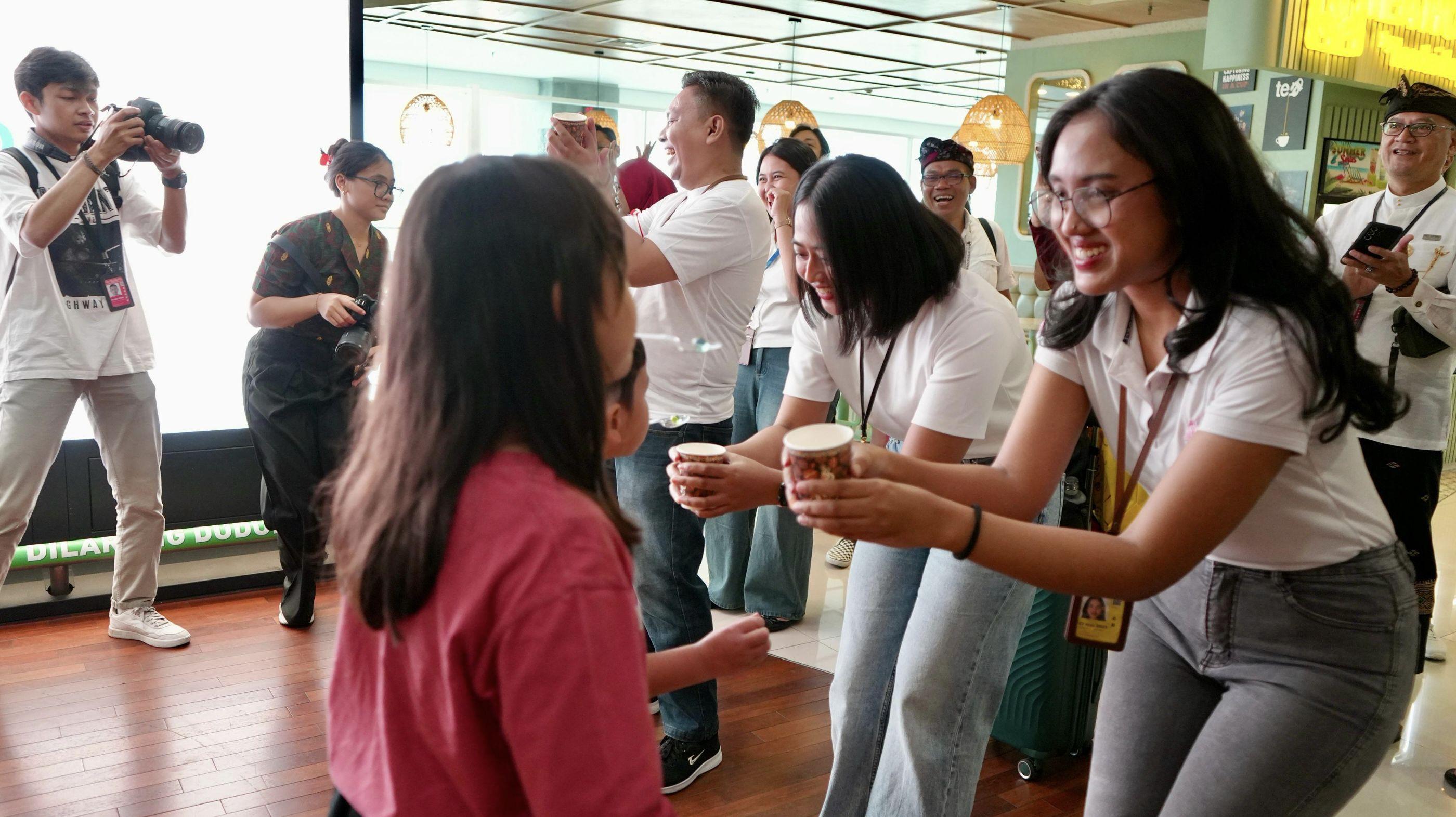 Foto: Pihak Pengelola Bandara Ngurah Rai menghadirkan berbagai rangkaian kegiatan yang memadukan nuansa nasionalisme, kebersamaan dan budaya lokal. (Balihotnews/ist).