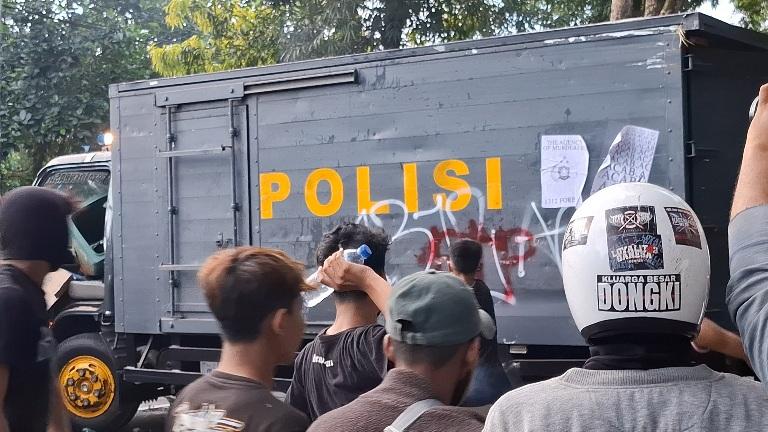 Aksi demonstran di depan gedung DPRD Bali, Sabtu (30/8/2025). (balihotnews/rahma)