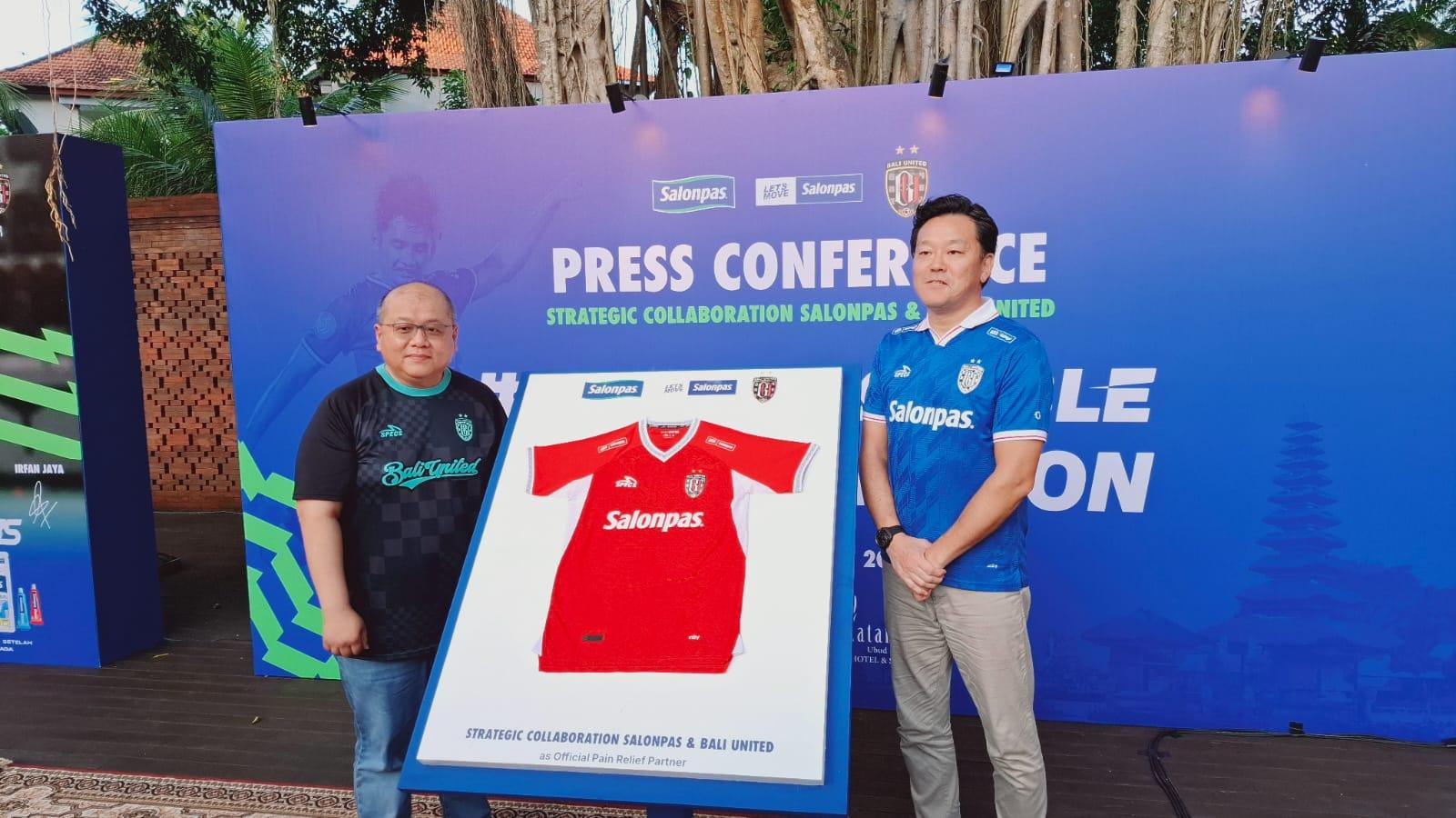 President Director PT Hisamitsu Pharma Indonesia, Ryo Sato (kanan) dan CEO Bali United, Yabes Tanuri yang berfoto dengan jersey terbaru Bali United. (balihotnews/rahma)
