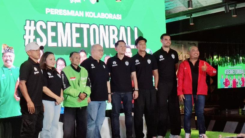 Foto bersama usai peresmian kerjasama antara Gojek dan Bali United di The Hub, Sanur, Rabu (17/9/2025). (balihotnews/rahma)