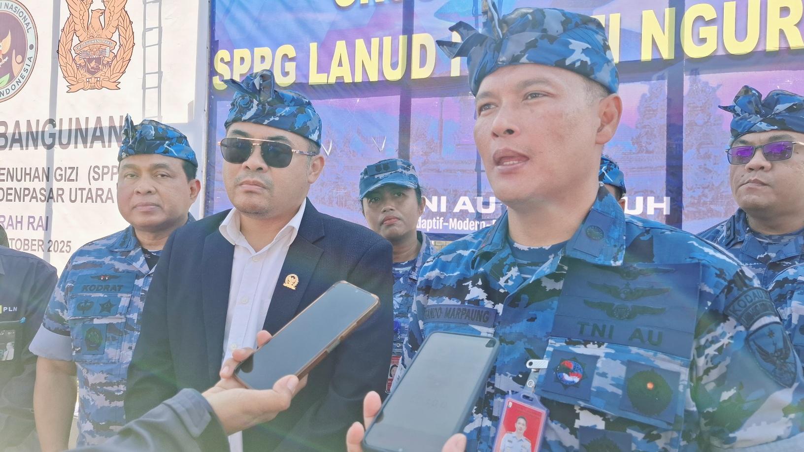 Komandan Lanud I Gusti Ngurah Rai, Kolonel Pnb Frando L.H. Marpaung, M.P.M.D.S., (kanan) dan Anggota DPD RI, Shri I Gusti Ngurah Arya Wedakarna Mahendradatta Wedasteraputra Suyasa (kiri). (balihotnews/rahma)