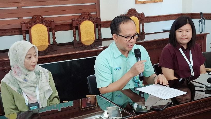Pihak RSUP Proef Ngoerah Sanglah saat menggelar konferensi pers, pada Rabu (24/9/2025). (balihotnews/rahma)