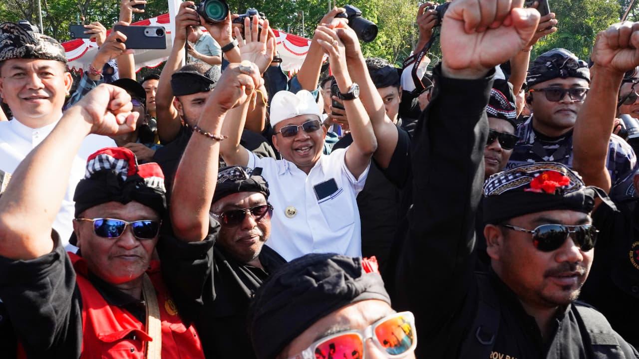 Gubernur Bali Wayan Koster bersama Ketua DPRD Bali Dewa “Jack” Mahayadnya dan Ketua Majelis Desa Adat (MDA) Bali Ida Penglingsir Agung Putra Sukahet mengumpulkan ribuan pacalang se-Bali di Lapangan Puputan Margarana, Denpasar, Senin (1/9/2025). (balihotnews/red)