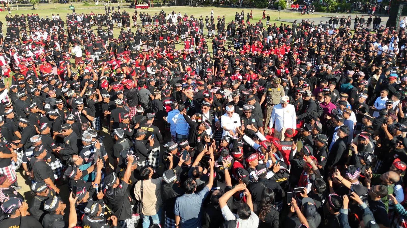 Ribuan pecalang Bali memenuhi Lapangan Niti Mandala Renon, Denpasar dalam Gelar Agung Pecalang Bali, dipimping oleh Gubernur Bali Wayan Koster bersama jajaran Forkopimda Bali. (balihotnews/red)