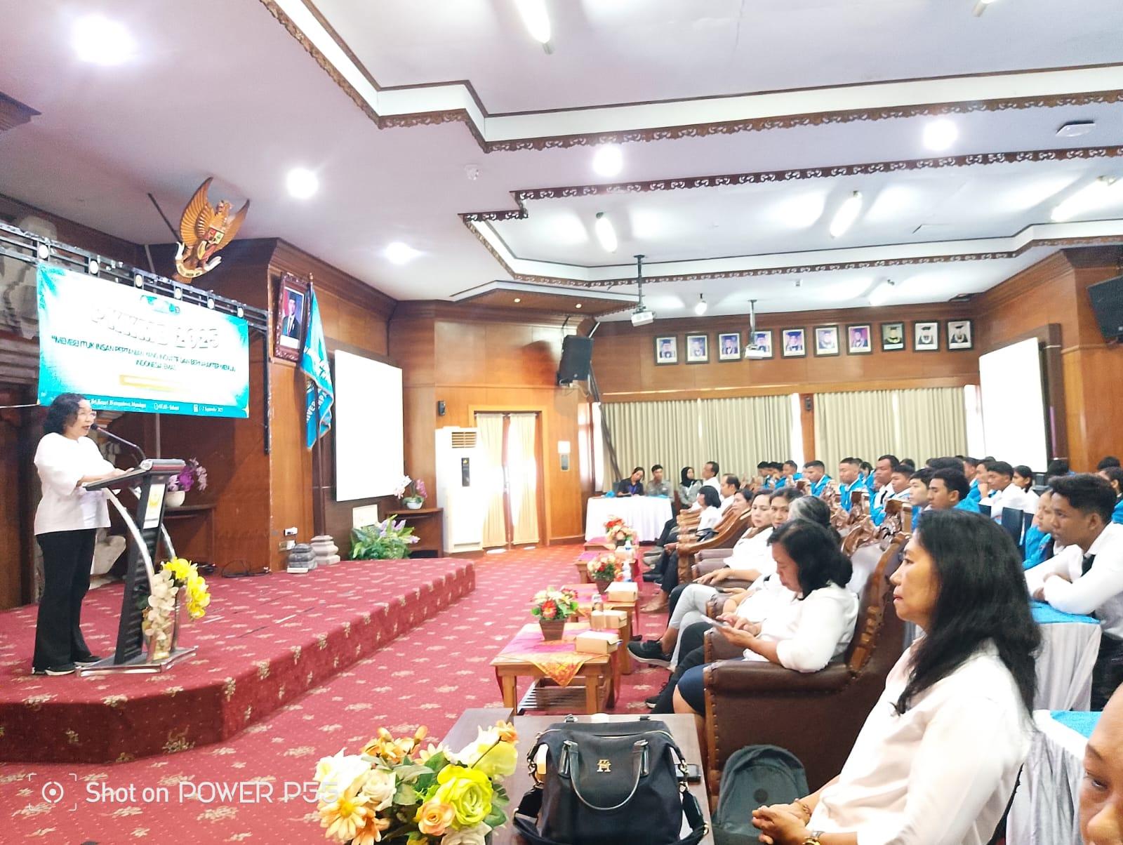 Suasana Pengenalan Kehidupan Kampus Bagi Mahasiswa Baru (PKKMB) Universitas Warmadewa di Denpasar, Senin (1/9/2025) yang dibuka oleh Dekan FPST Unwar, Prof. Dr. Ir. Luh Suriati, M.Si. (balihotnews/unwar)