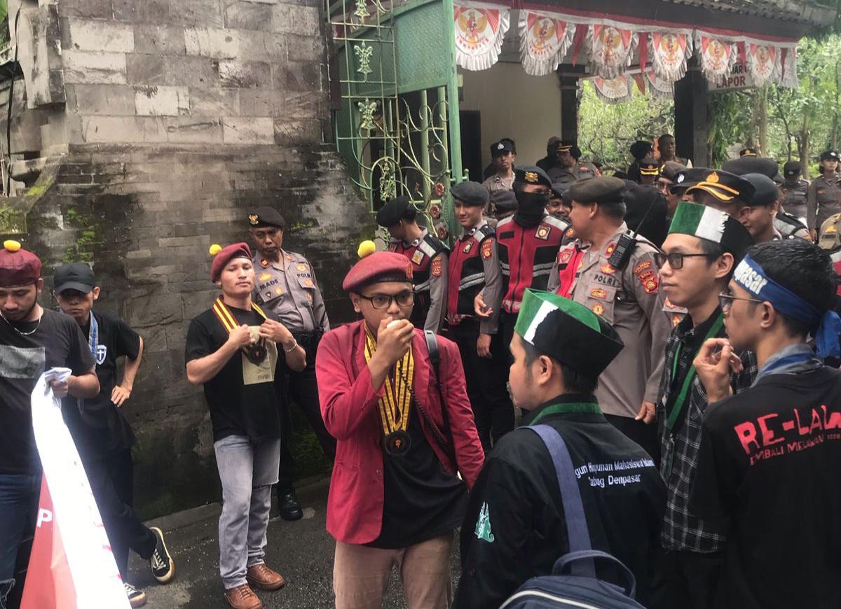 PMKRI Denpasar saat lakukan aksi protes kepada Polda Bali, Senin (1/9/2025). (balihotnews/ian)