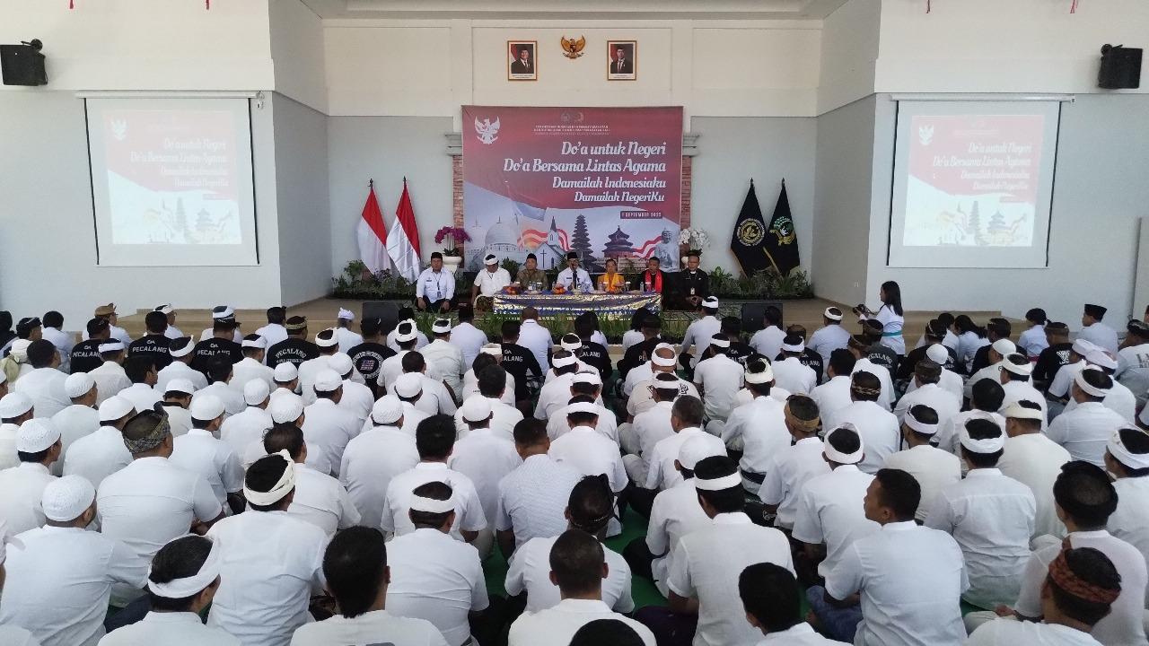 Kepala Kantor Wilayah Direktorat Jenderal Pemasyarakatan (Ditjenpas) Bali, Decky Nurmansyah, bersama Kalapas Kerobokan, Hudi Ismono, serta jajaran petugas lapas memimpin ratusan warga binaan Lapas Kelas IIA Kerobokan dalam kegiatan doa lintas agama yang digelar pada Senin (1/9/2025). (balihotnews/lapaskerobokan)