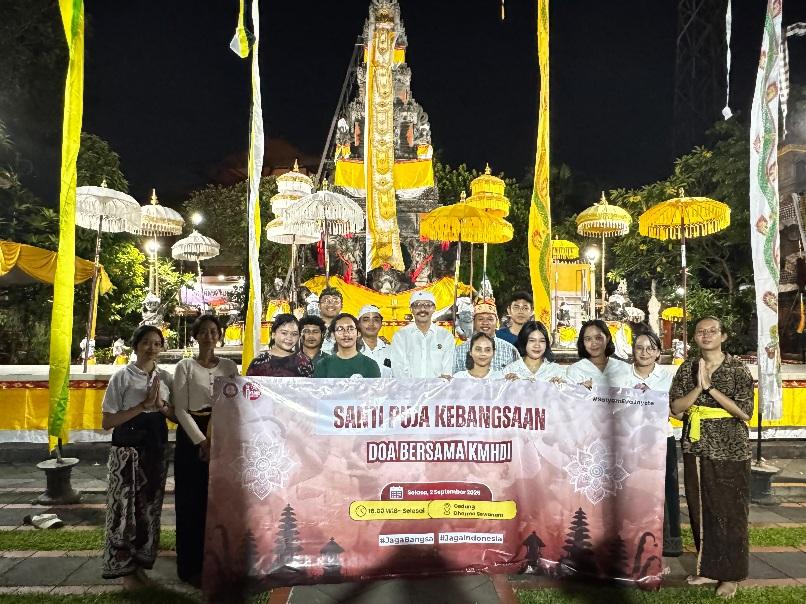 Ratusan Mahasiswa Hindu dari berbagai kampus di Jabodetabek gelar doa kebangsaan di Pura Aditya Jaya, Rawamangun, Jakarta Timur, Senin (1/9/2025). (balihotnews/kmhdi)