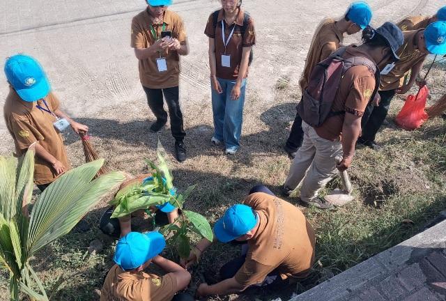 Kerja Bakti Sosial 2025 serangkaian PKKMB FPST-UNWAR di Pantai Padang Galak, Rabu (3/9/2025). (balihotnews/unwar)