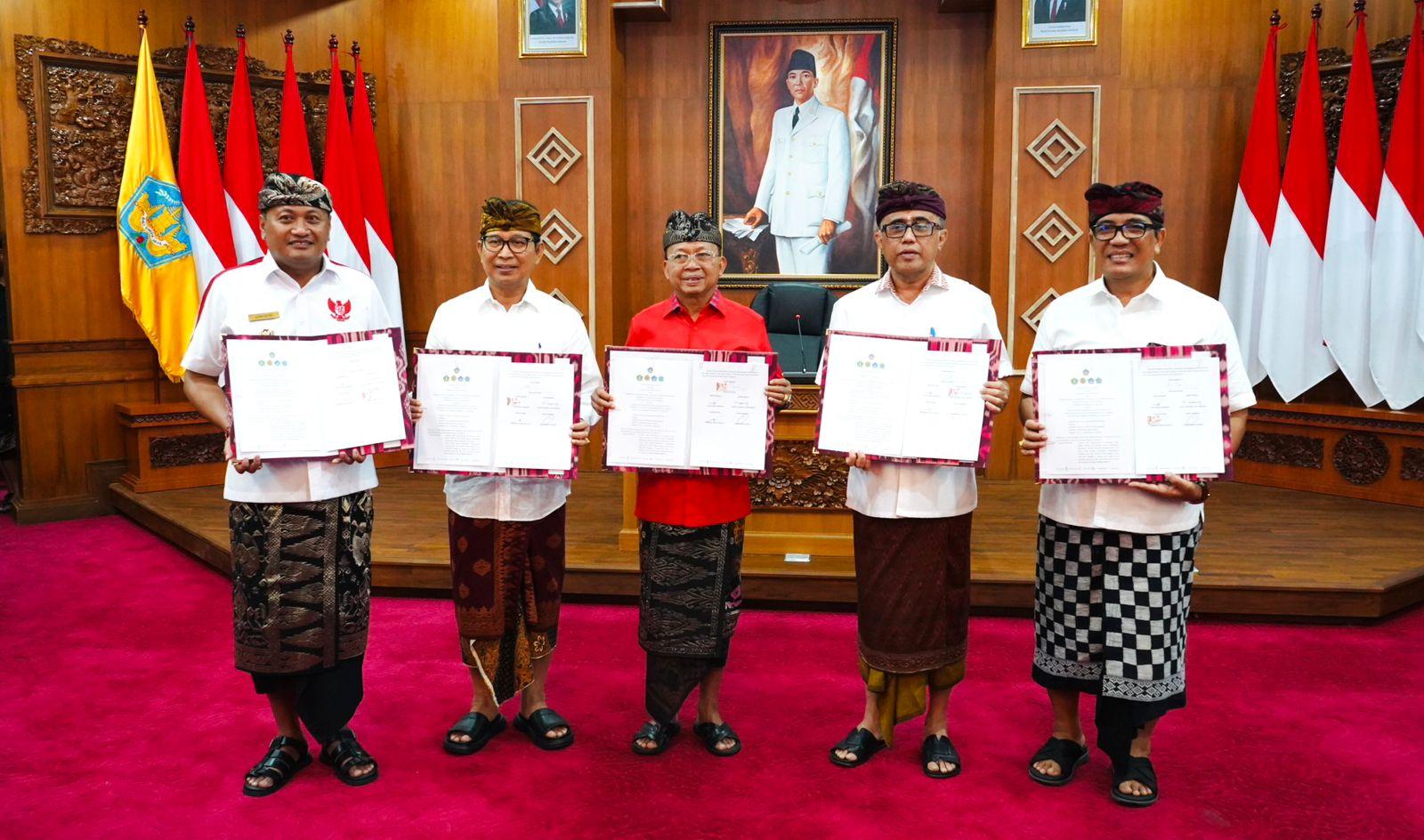Gubernur Bali, Wayan Koster bersama empat kepala daerah di wilayah Sarbagita resmi menandatangani perjanjian kerja sama pendanaan Trans Metro Dewata untuk tahun anggaran 2026 di Jaya Sabha, Denpasar, Kamis (4/9/2025).