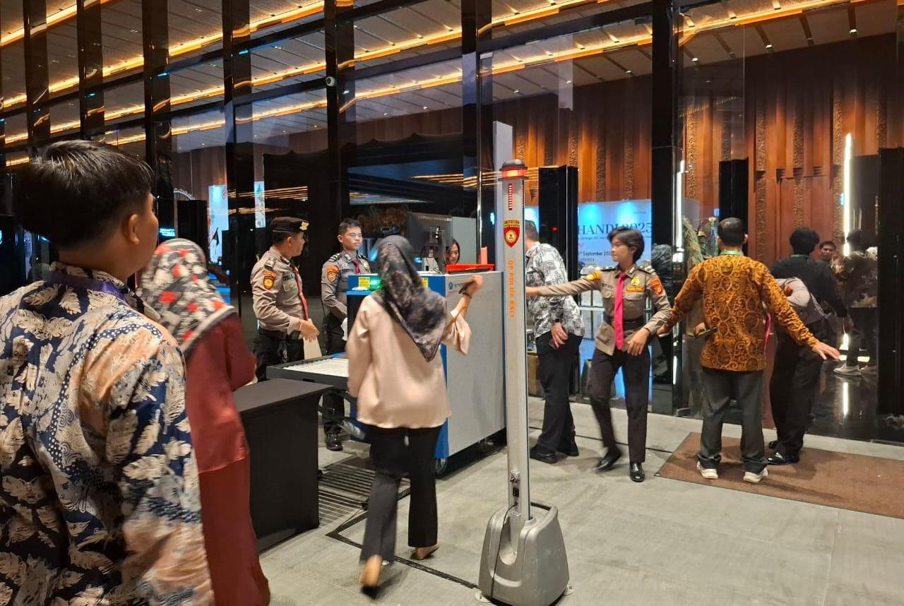 Subsatgas II Secdoor Ops Puri Agung IV-2025 melaksanakan kegiatan pengecekan dan pemeriksaan di pintu masuk (secdoor) di pintu utama kegiatan The Chandi Summit 2025 yang bertempat di Gate Venue The Meru, Sanur, Kamis (4/9/2025). (balihotnews/ist)