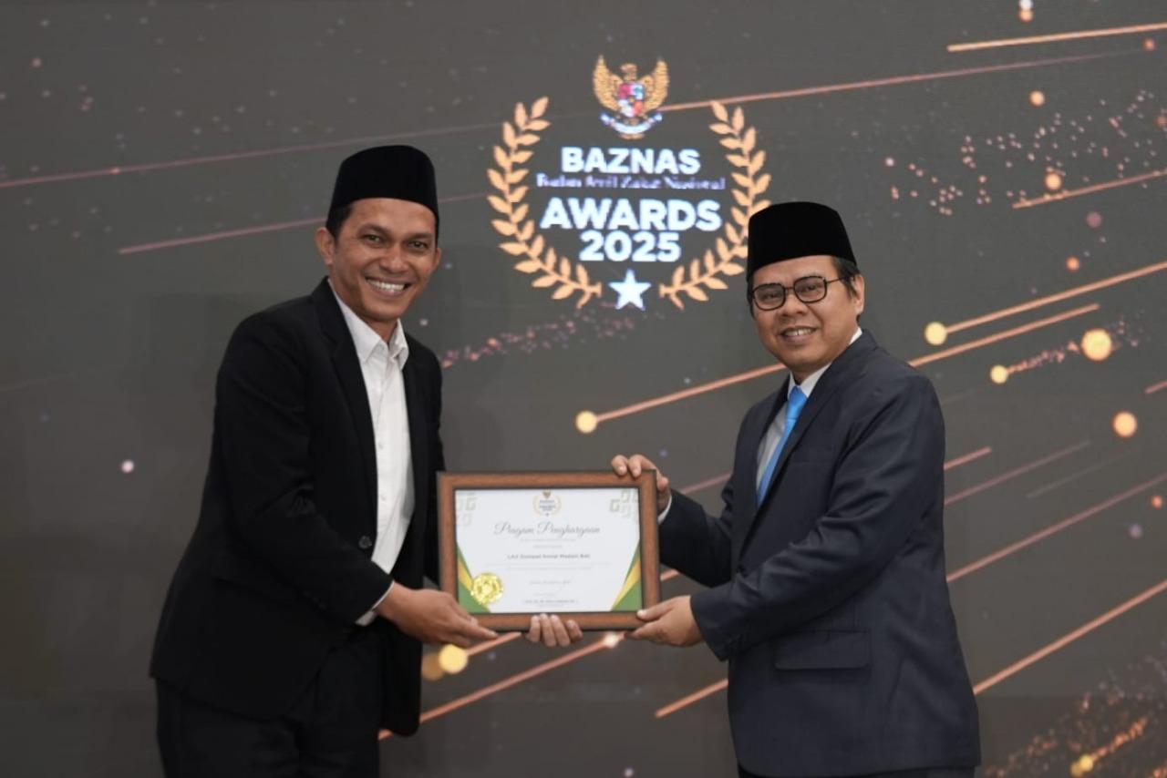 Dompet Sosial Madani (DSM) dari Bali raih penghargaan LAZ Provinsi Pertumbuhan Pengumpulan Terbaik di BAZNAS Awards 2025, di Jakarta, pada Kamis (28/8/2025). (balihotnews/dsmbali)