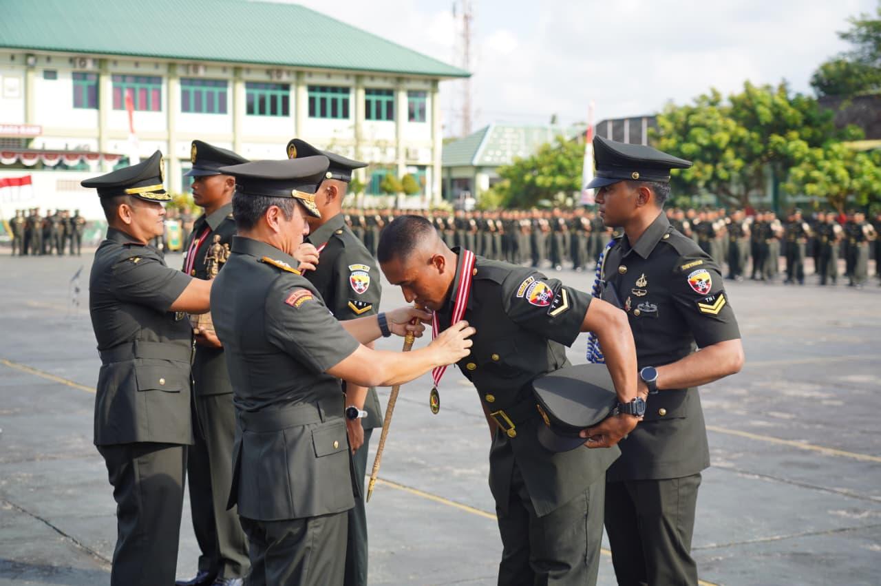 Suasana pelantikan 422 Bintara Infanteri di Rindam IX/Udayana, Tabanan, Sabtu (6/9/2025). (balihotnews/pendam)
