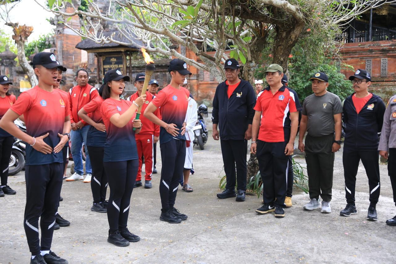 Suasana kedatangan kirab Api Pekan Olahraga Provinsi (Porprov) Bali 2025 dari Kabupaten Gianyar di areal Pura Kentel Gumi, Desa Tusan, Kecamatan Banjarangkan, Minggu (7/9/2025). (balihotnews/pemkabklungkung)