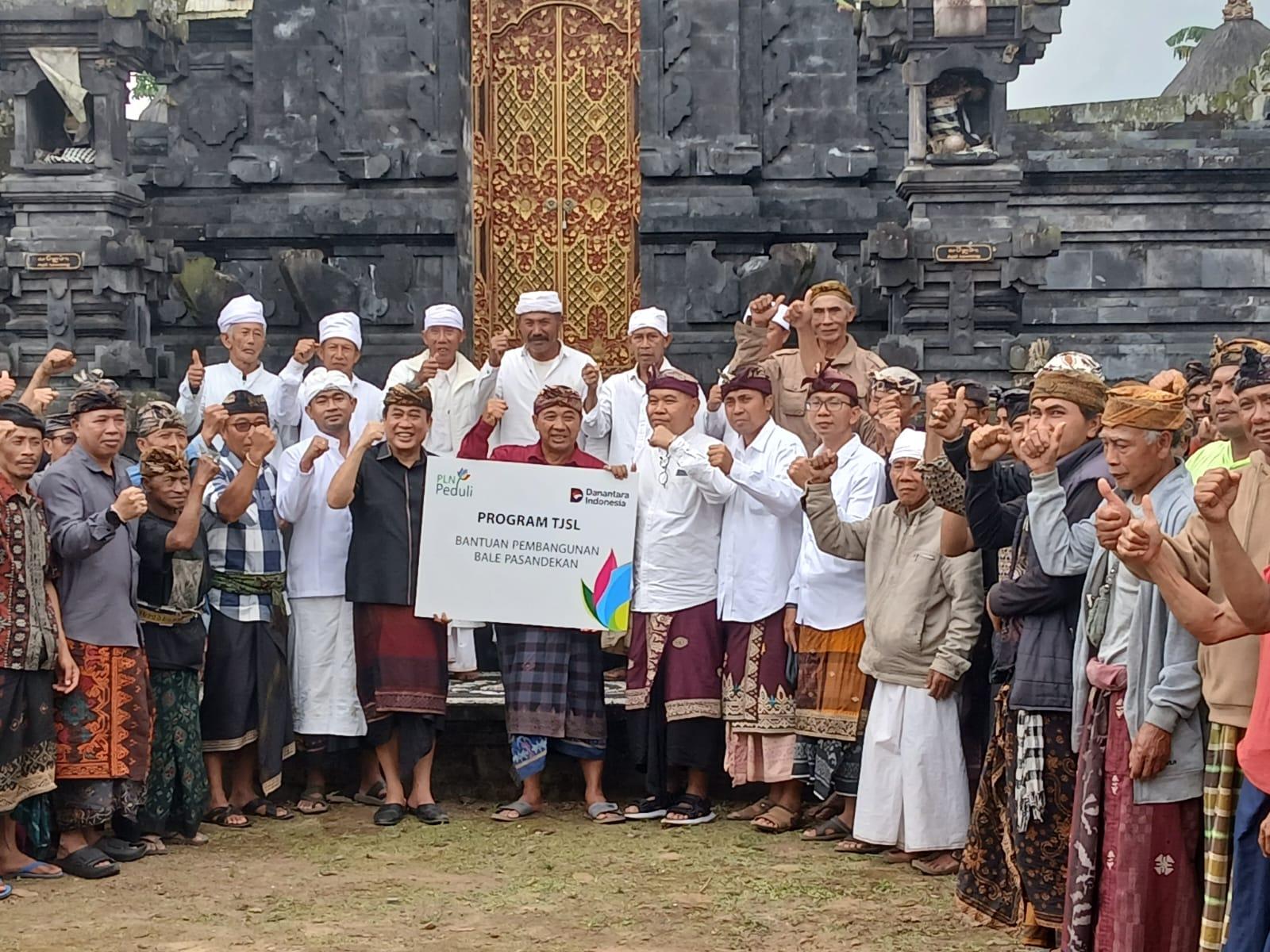 Warga dan Pemuka Desa Adat Manikliyu Bangli menyempatkan foto bersama anggota DPR RI, I Gusti Ngurah Kesuma Kelakan serta Managemen PT PLN (Persero) UID Bali saat penyerahan simbolis bantuan pembangunan bale pesandekan Pura Puseh, Desa Adat Manikliyu Bangli, Minggu (7/9/2025). (balihotnews/pln)