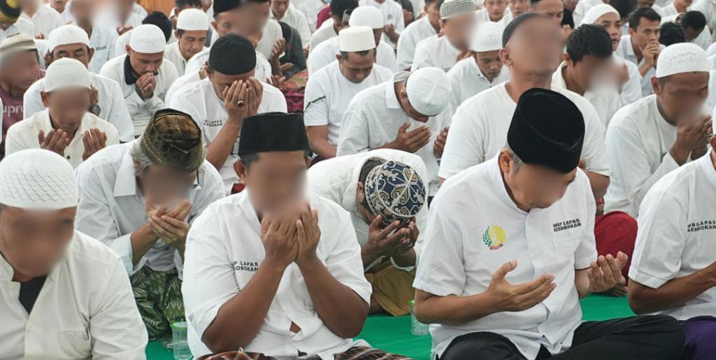 Suasana khidmat di Aula Lapas Kelas IIA Kerobokan saat memperingati Maulid Nabi Muhammad SAW 1447 H, pada Senin (8/9/2025). (balihotnews/lapaskerobokan).