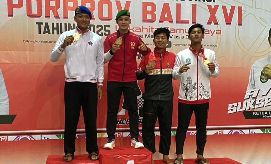 Prajurit Kodam IX/Udayana, Serda I Kadek Adi Budiasta (dua dari kiri) berhasil meraih medali emas dalam ajang Pekan Olahraga Provinsi (Porprov) Bali 2025 di nomor fighter kelas 80 Kg (H Putra) cabang olahraga pencak silat. (balihotnews/pendam)
