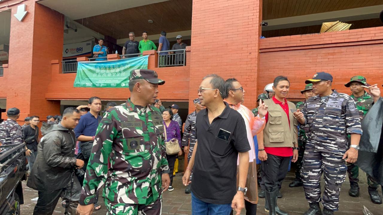 Gubernur Bali Wayan Koster gerak cepat turun langsung meninjau lokasi banjir di Pasar Kumbasari pada Rabu (10/9/2025) pagi.
