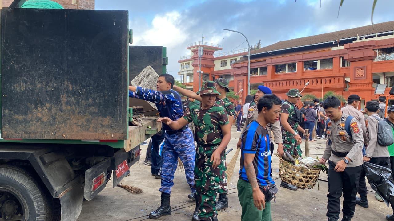 Lanud I Gusti Ngurah Rai saat membantu membersihkan Pasar Badung pascabanjir di Bali, Kamis (11/9/2025). (balihotnews/lanudngurahrai)