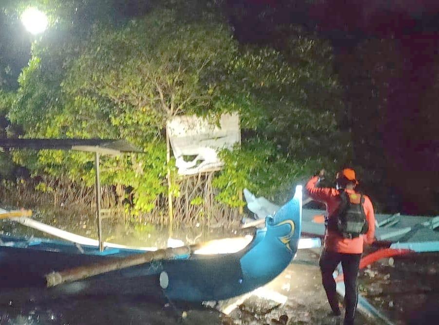 Tim SAR melakukan pencarian pemuda yang hilang di Pantai Kelan saat hendak memindahkan jukung, Jumat (12/9/2025). (balihotnews/humassar)