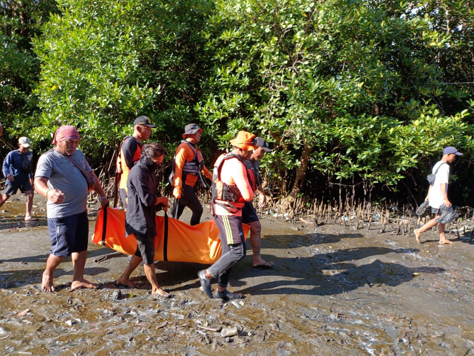 Evakuasi korban terseret arus di Pantai Kelan, Badung, oleh Tim SAR, pada Sabtu pagi (13/9/2025). (balihotnews/humassar)