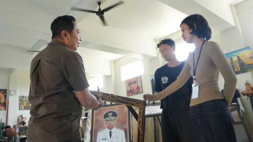 Sejumlah lukisan karya warga binaan, Rizky Praga Syam diserah kepada pihak The Medim Gallery. (balihotnews/lapaskerobokan)