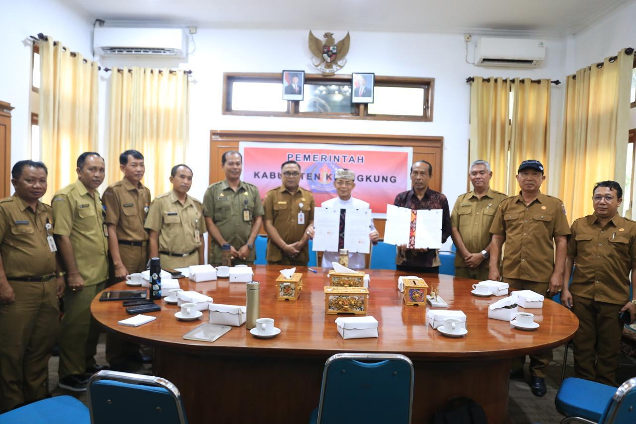 Pemkab Klungkung menandatangani kerjasama dengan CV. Nusa Lembongan Recycling terkait pengelolaan sampah di Tempat Pengelolaan Sampah Terpadu (TPST) Jungutbatu, Senin (15/9/2025). (balihotnews/pemkabklungkung)
