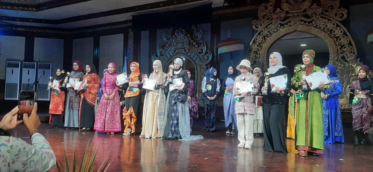 Gelaran fashion show sebagai rangkaian acara sarasehan ICMI Orwil Bali di Gedung Ksirarnawa, Art Center, Denpasar, Minggu (14/9/2025). (balihotnews/icmibali)