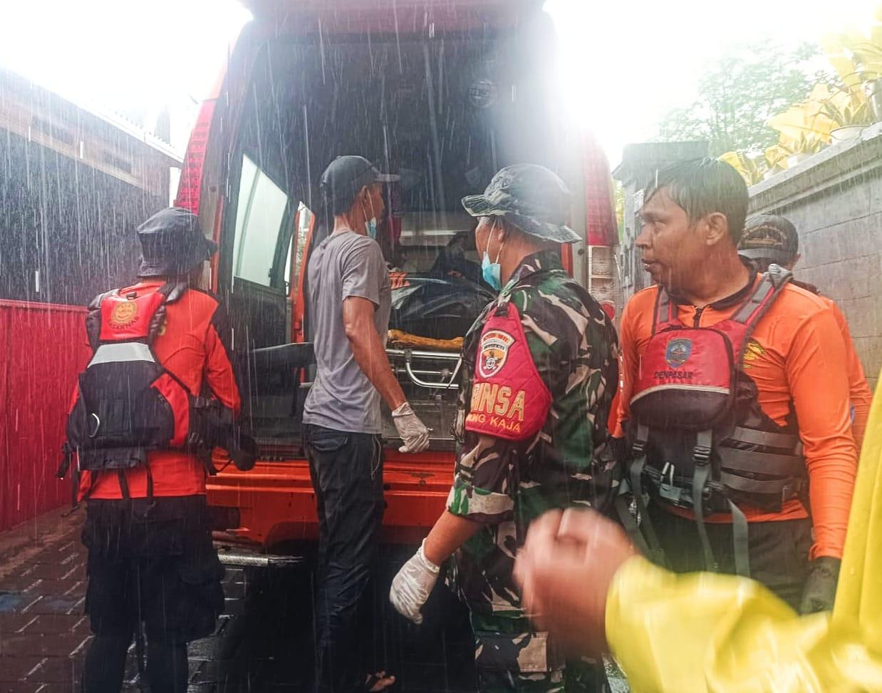 Tim SAR saat melakukan evakuasi jenasah korban banjir ke-18, di Poh Gading, Denpasar. (balihotnews/timsar)