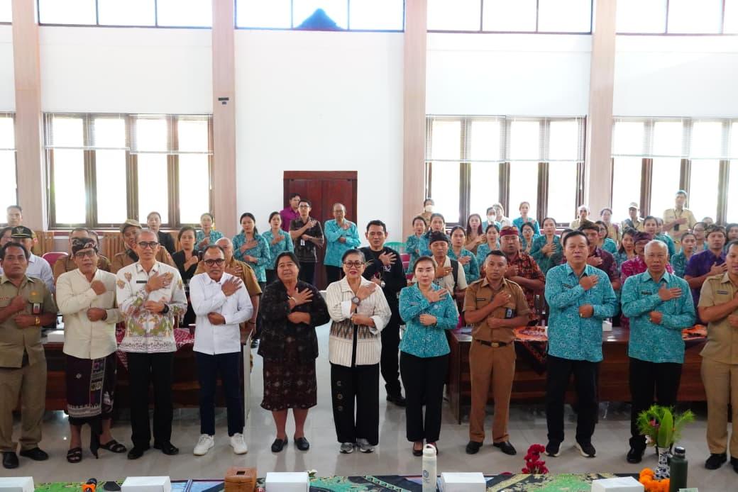 Sosialisasi Percepatan Pelaksanaan Pembatasan Penggunaan Plastik Sekali Pakai dan Pengelolaan Sampah Berbasis Sumber (PSBS) di dua lokasi Karangasem, yakni Gedung SP SKB Disdikpora Karangasem dan Wantilan Kantor Camat Kubu, Senin (15/9/2025).