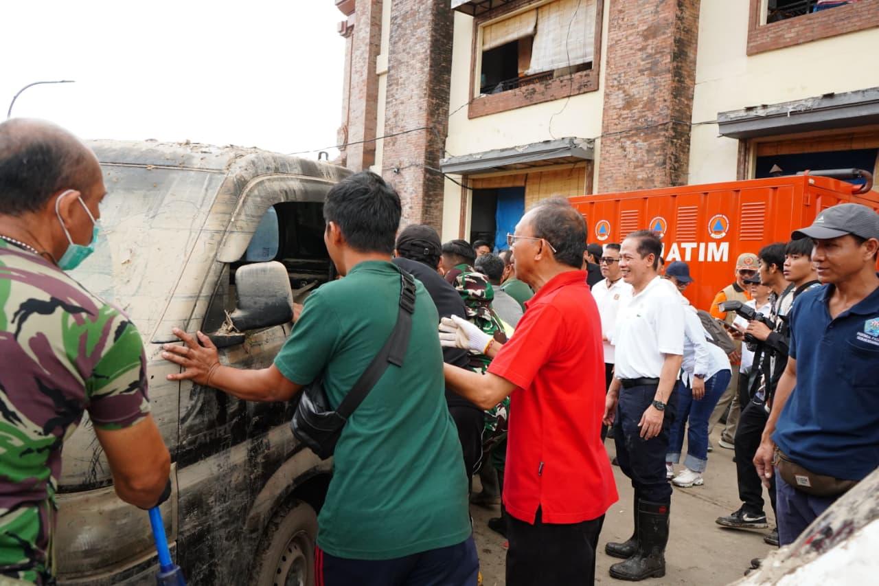 Gubernur Bali Wayan Koster saat memastikan dua pusat perdagangan utama di Denpasar, Pasar Badung dan Pasar Kumbasari, pada Rabu (10/9/2025). (balihotnews/ist)