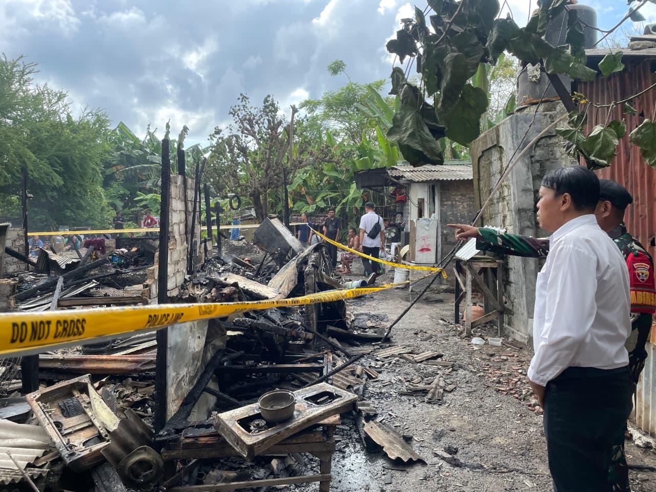 Kondisi rmah kontrakan semi permanen yang difungsikan sebagai kos-kosan usai hangus terbakar di Tanjung Benoa, Kuta Selatan, Badung, pada Selasa (16/9/2025). (balihotnews/ist)