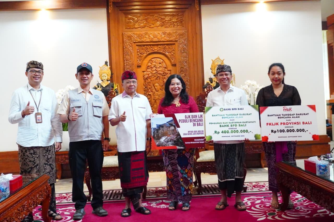 Bantuan dari Otoritas Jasa Keuangan (OJK) Provinsi Bali, Forum Komunikasi Lembaga Jasa Keuangan (FKLJK) Provinsi Bali, serta Bank BPD Bali yang diserahkan kepada Gubernur Bali Wayan Koster di Jaya Sabha, Kamis (18/9/2025). (balihotnews/ist)