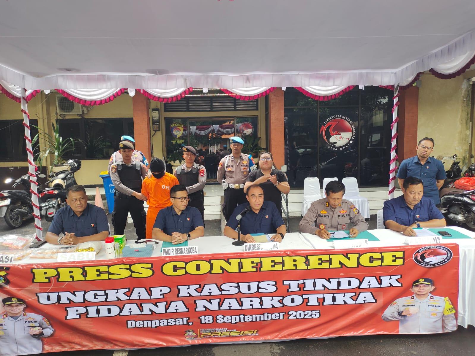 Konferensi pers kasus kurir narkoba di Bali di Dirresnarkoba Polda Bali, pada Kamis (18/9/2025). (balihotnews/poldabali)